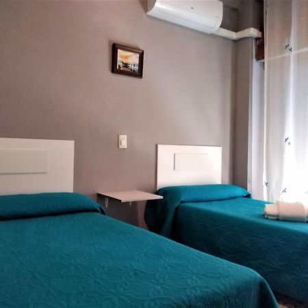 Vacansis Habitaciones De Hostal A Primera Linea De Playa En กูลเญรา ภายนอก รูปภาพ