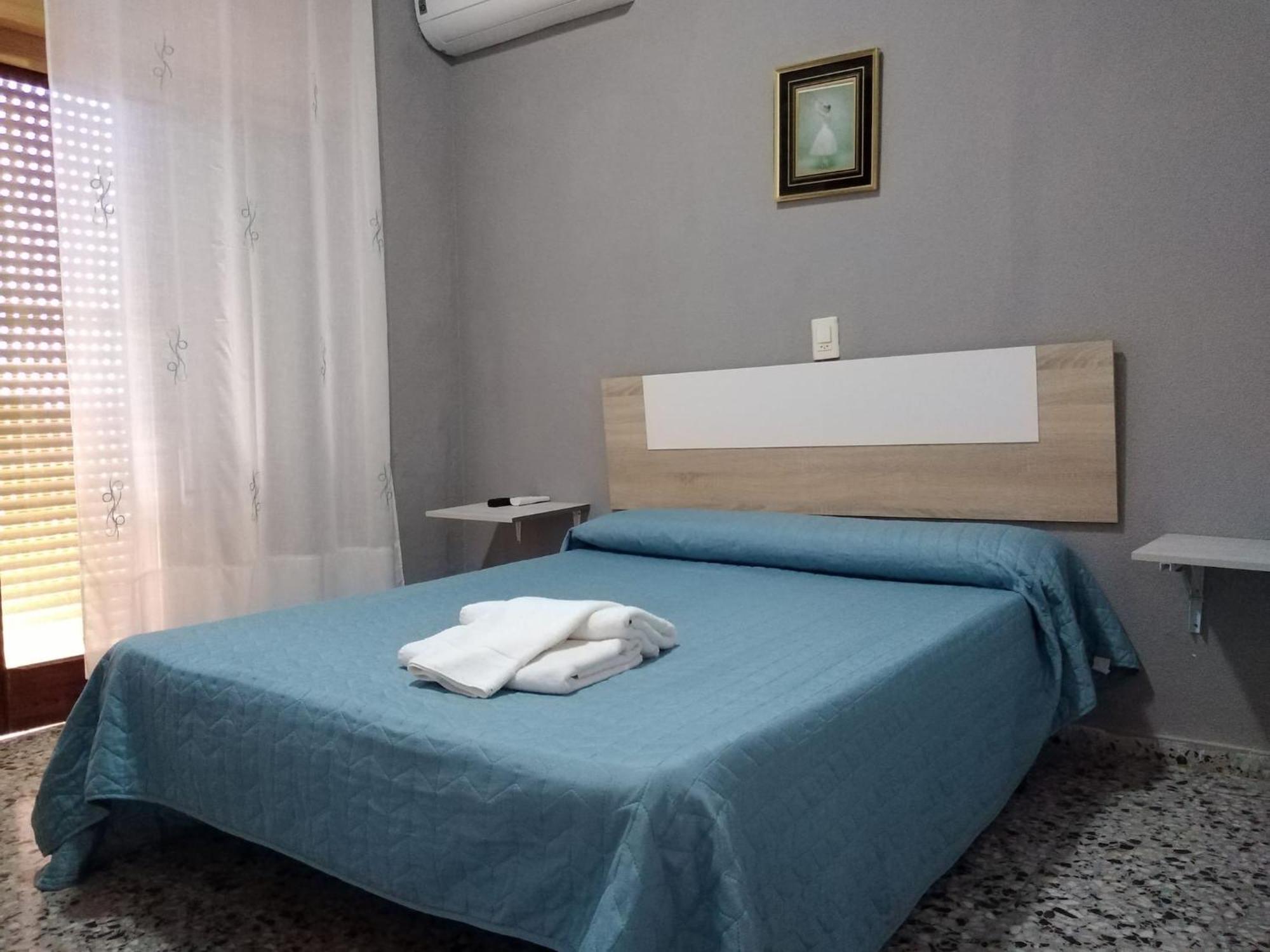 Vacansis Habitaciones De Hostal A Primera Linea De Playa En กูลเญรา ภายนอก รูปภาพ